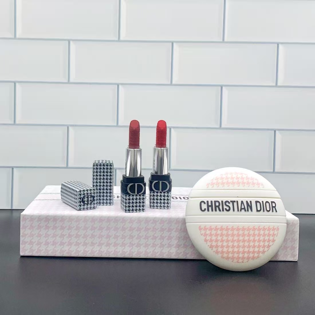 Dior-lipstick-3-2.jpg Dior Edición Limitada Estampado de Mil Pájaros - Cofre de Regalo de 3 Piezas - Imagen 1